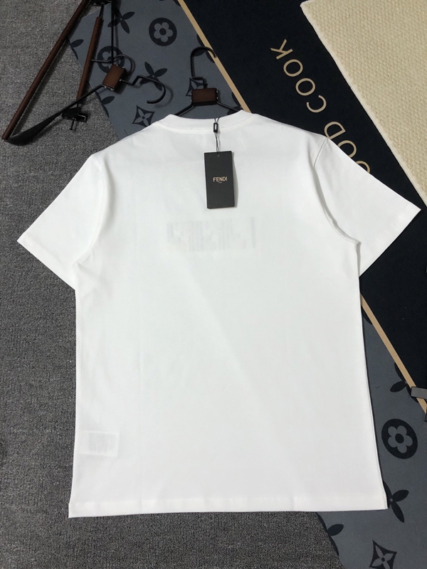 ブランドTシャツ着用イメージ